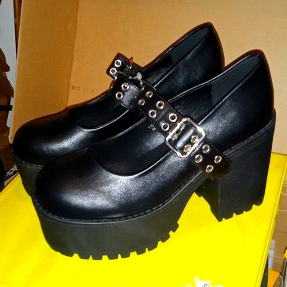 Hot Topic Shoes - BLACK Grommet Buckled Platform Shoes Size 6.5